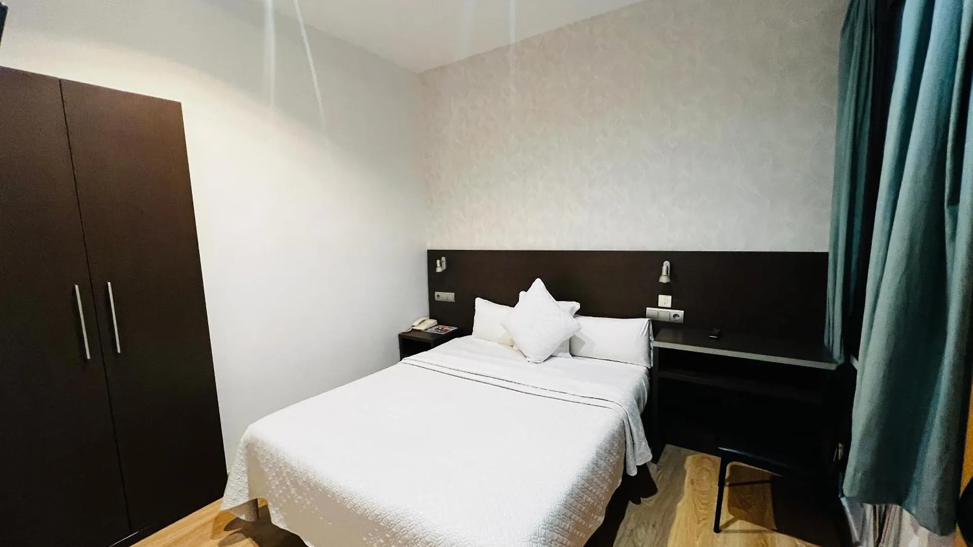Ciudad Condal Hostal - Paseo De Gracia Barcelona 3*,